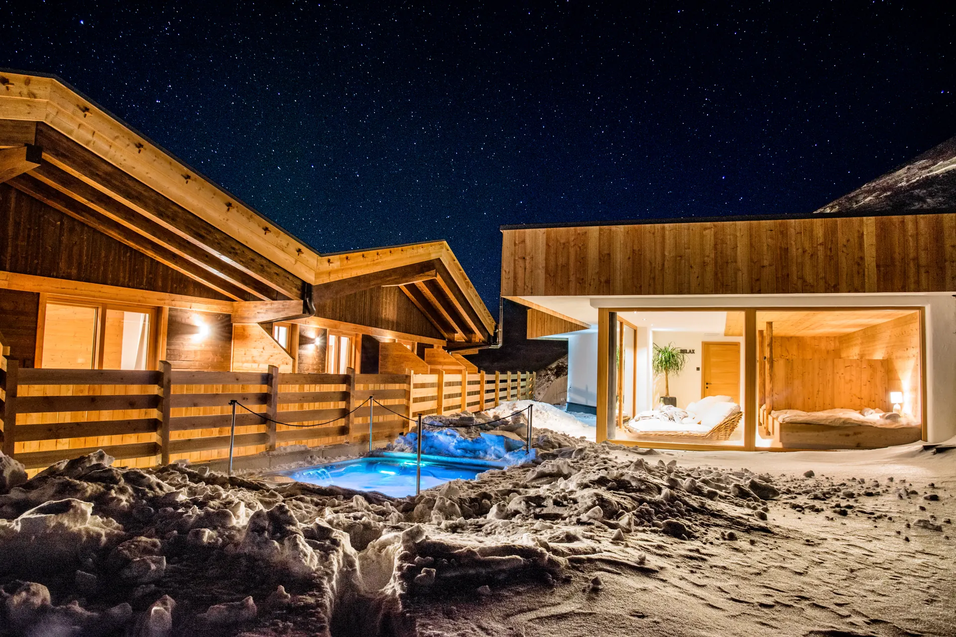 Outdoor-Jacuzzi im Schnee am Mountain Chalet Stern